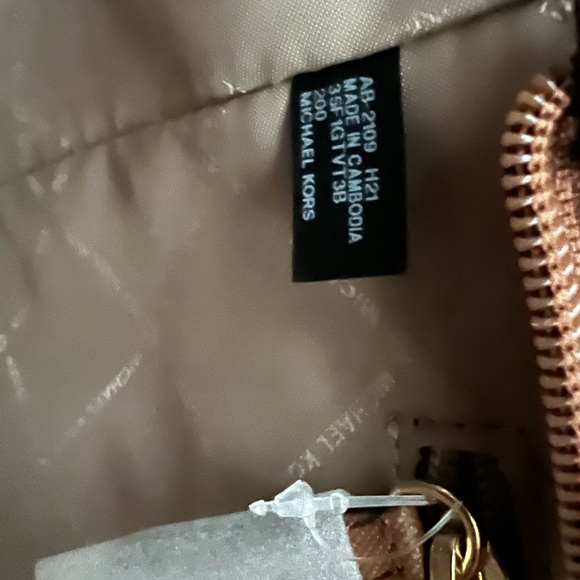 Michael Kors only bag no wallet( fixed price) - Picture 5 of 8